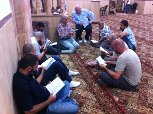  بالصور: أول الدروس لقراءة حديث متصل السند عن الرسول في مسجد العجمي بمدينة يافا